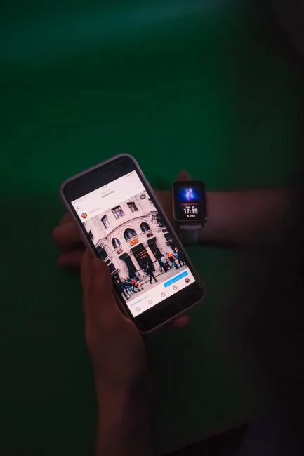 Un espace de travail épuré et contemporain avec une lightbox affichant #TREND et un écran d’ordinateur présentant une solution de social wall.